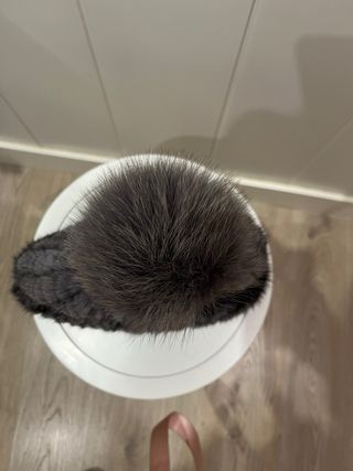 Gorro de piel Dayaday gris con pompón