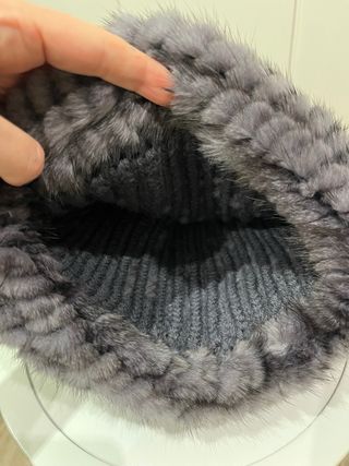 Gorro de piel Dayaday gris con pompón