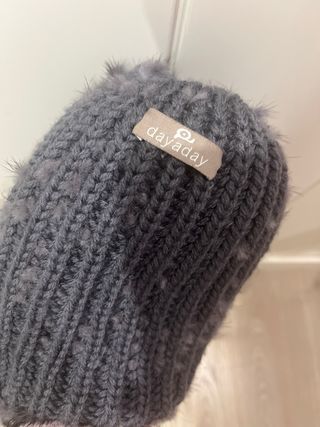 Gorro de piel Dayaday gris con pompón