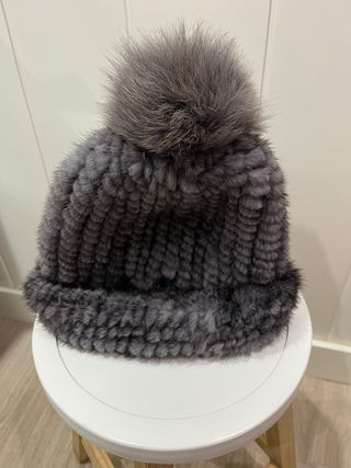 Gorro de piel Dayaday gris con pompón