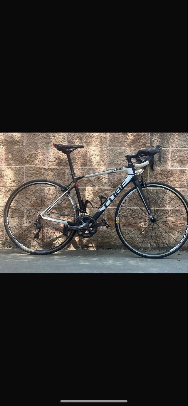 Bicicleta de carbono CUBE