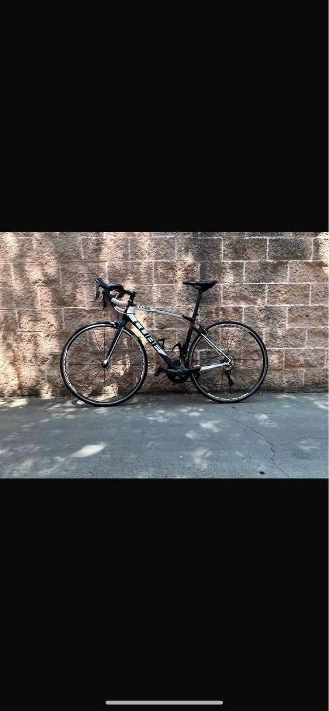 Bicicleta de carbono CUBE