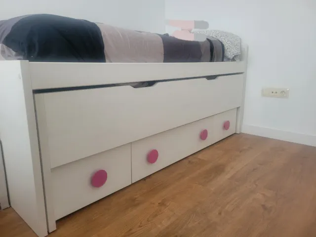 Cama y Cómoda juvenil madera rosa y blanco