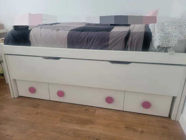Cama y Cómoda juvenil madera rosa y blanco