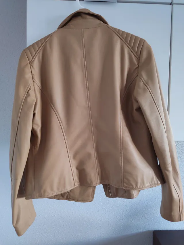 Cazadora de piel beige con detalle manga