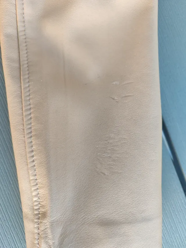 Cazadora de piel beige con detalle manga