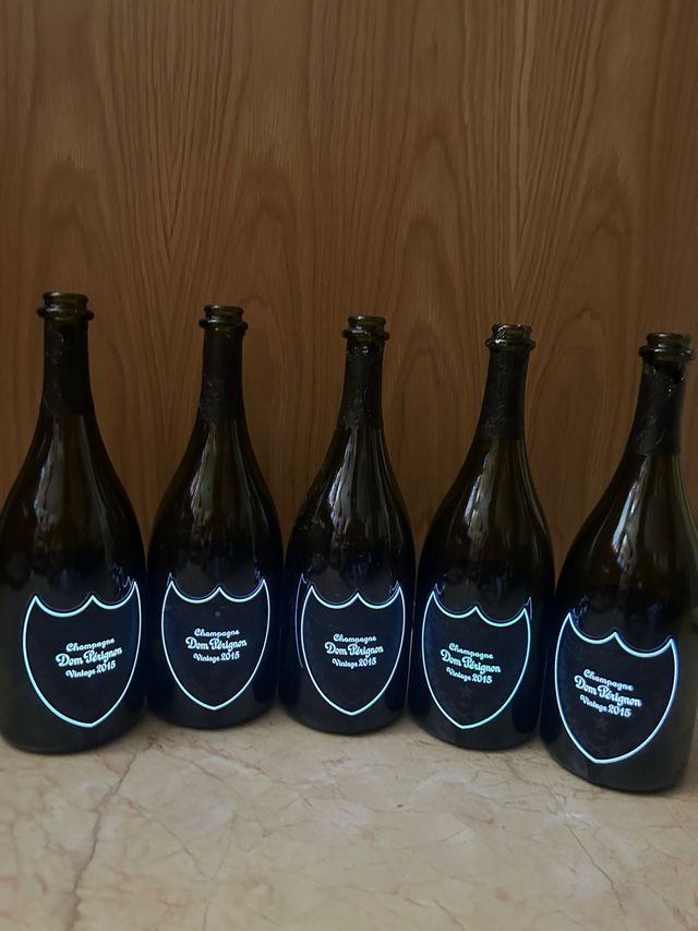5 bottiglie vuote di Dom Pérignon Vintage 2015