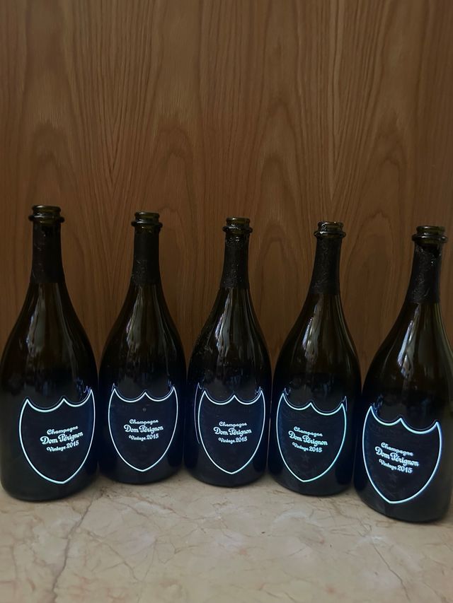 5 bottiglie vuote di Dom Pérignon Vintage 2015