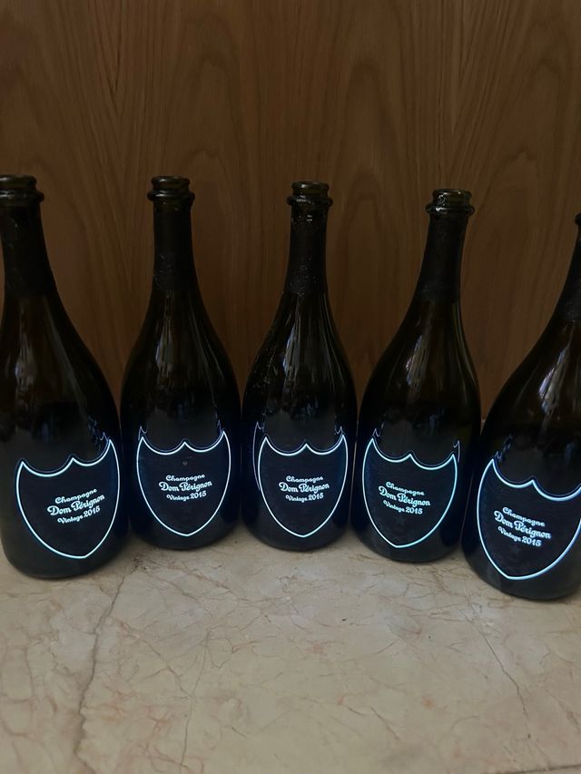 5 bottiglie vuote di Dom Pérignon Vintage 2015