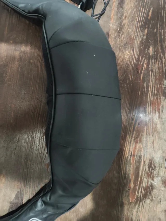 Massaggiatore cervicale nero