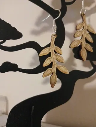 Pendientes de madera con diseño de hoja
