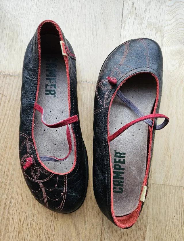 Bailarinas Camper Negras y Rojas