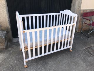 Cuna de madera blanca y regalo colchon