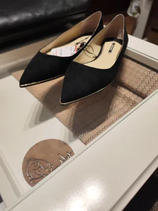 Bailarinas punta negra con detalle dorado