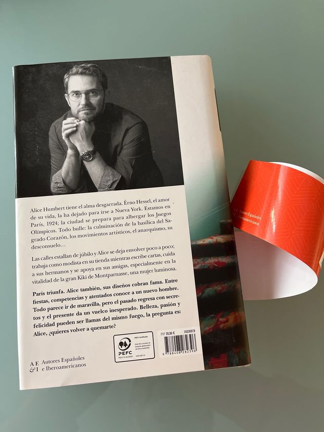 Libro París despertaba tarde. Maximo Huerta