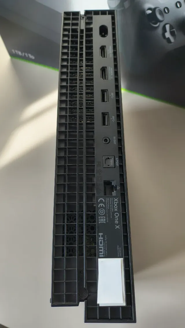 Xbox One X 1TB y 2 juegos