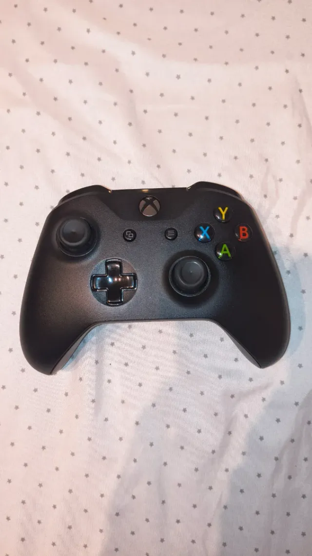 Xbox One X 1TB y 2 juegos