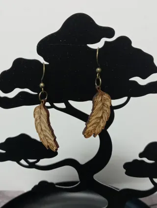 Pendientes de madera con diseño de pluma