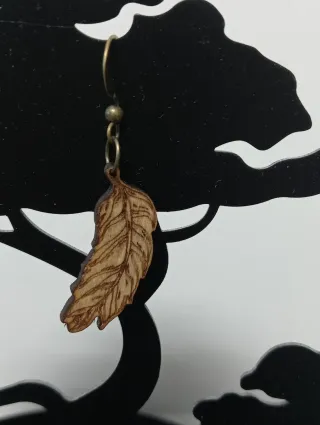 Pendientes de madera con diseño de pluma