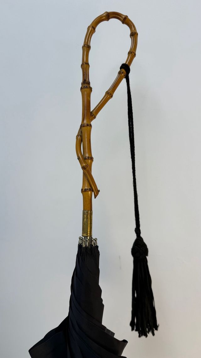 Ombrello antico in bambù e tessuto nero