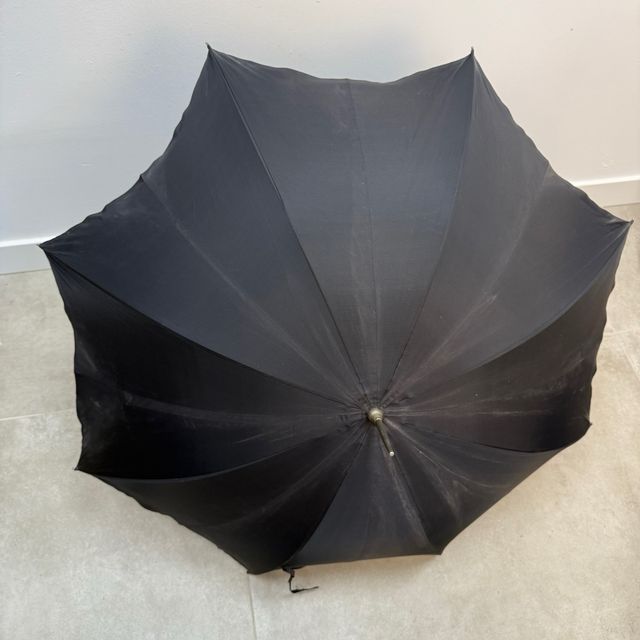 Ombrello antico in bambù e tessuto nero