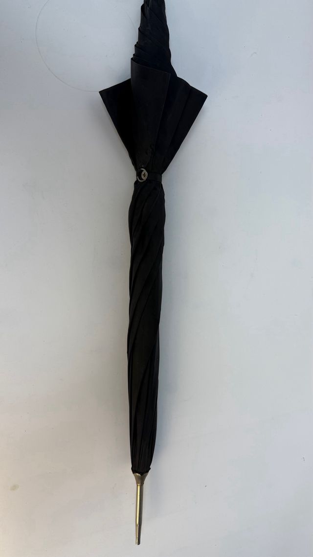 Ombrello antico in bambù e tessuto nero