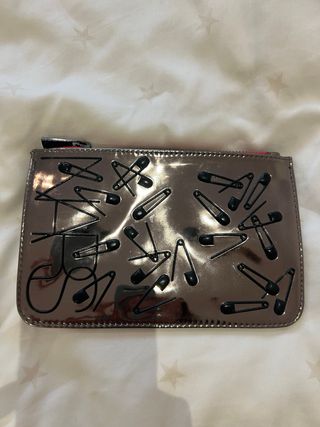 Neceser NARS plateado con dibujo imperdibles negro