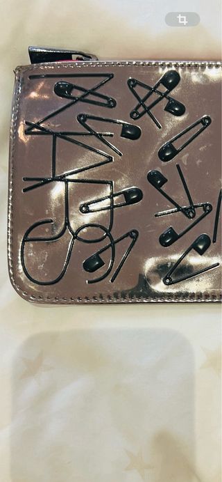 Neceser NARS plateado con dibujo imperdibles negro