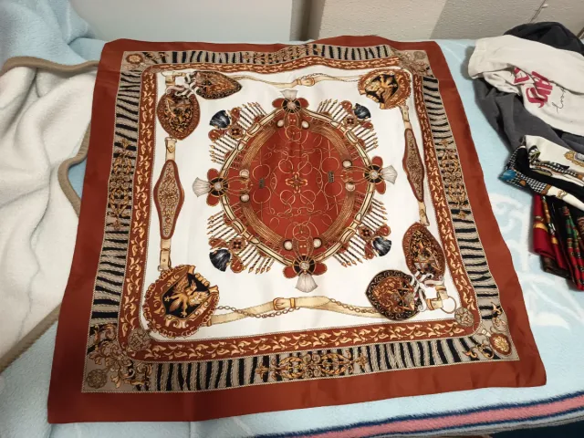 Pañuelo estampado marrón y dorado