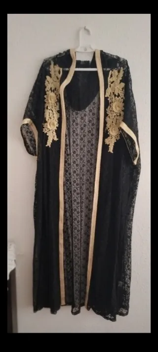 Vestido largo encaje negro y dorado