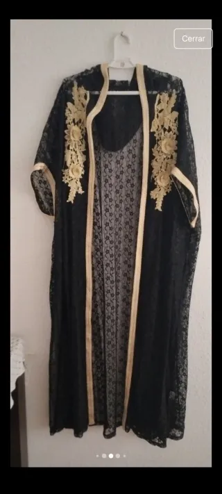 Vestido largo encaje negro y dorado