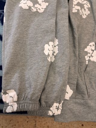 Chándal Gris con Flores Blancas