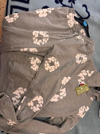 Chándal Gris con Flores Blancas