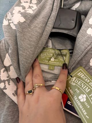 Chándal Gris con Flores Blancas