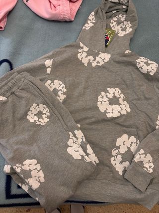 Chándal Gris con Flores Blancas