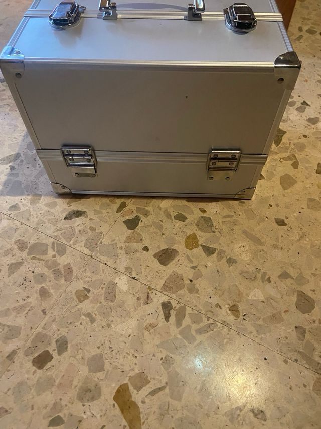 Maletín maquillaje gris seminuevo