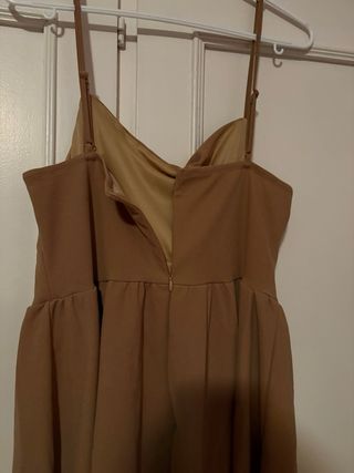 Vestido marrón con tirantes y corsé