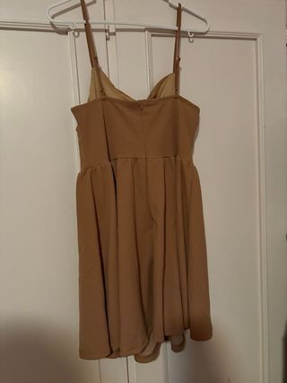 Vestido marrón con tirantes y corsé