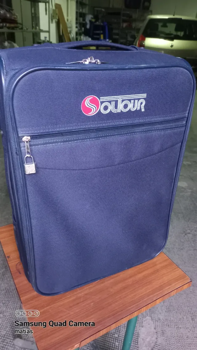 2 valigie blu grandi e piccole