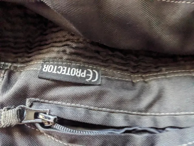 Chaqueta moto con protecciones homologadas