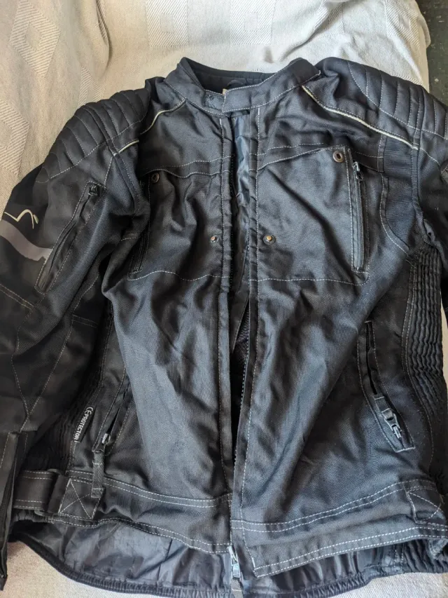 Chaqueta moto con protecciones homologadas