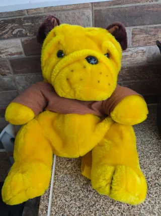 Peluche Mochila Cão Amarelo com Roupa Castanha