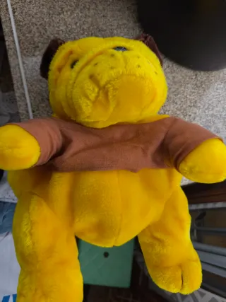 Peluche Mochila Cão Amarelo com Roupa Castanha