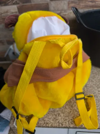 Peluche Mochila Cão Amarelo com Roupa Castanha