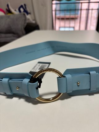 Cinturón Guess Azul Cielo Talla M con Aro Dorado