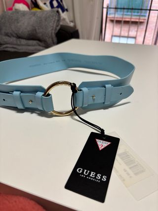 Cinturón Guess Azul Cielo Talla M con Aro Dorado