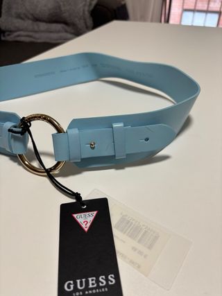 Cinturón Guess Azul Cielo Talla M con Aro Dorado