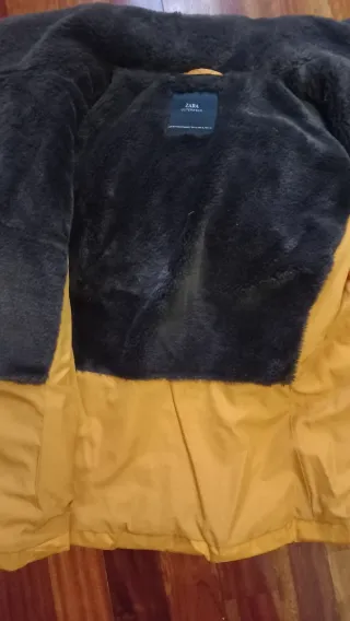 Cazadora Zara Amarilla con Capucha