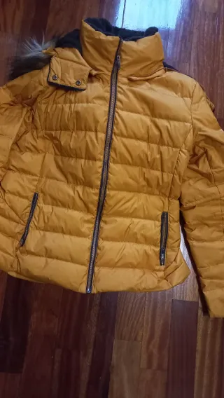 Cazadora Zara Amarilla con Capucha