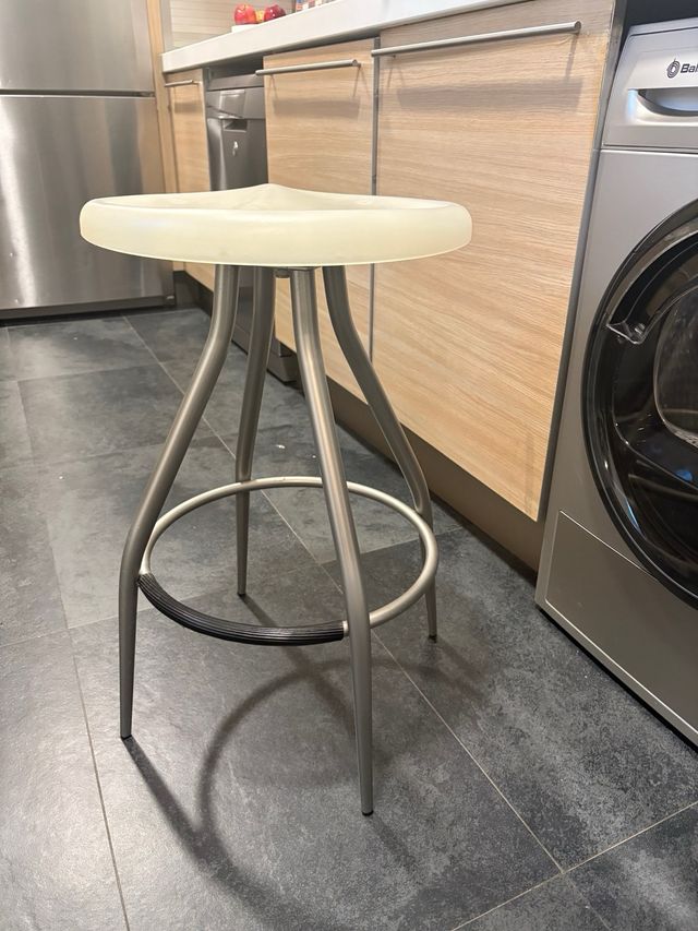 Taburetes de cocina plateados y blancos